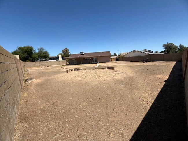Building Photo - Extra large back lot at 43rd Ave & Cactus