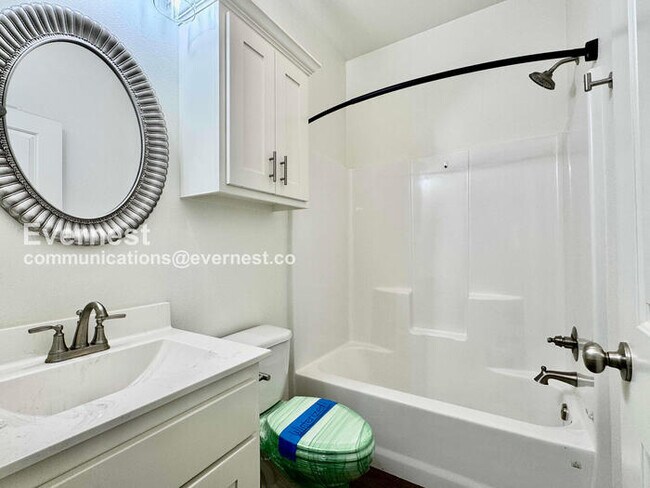 Building Photo - 3 Bed, 2 Bath Home with Garage / Pet-Friendly / Available Now!