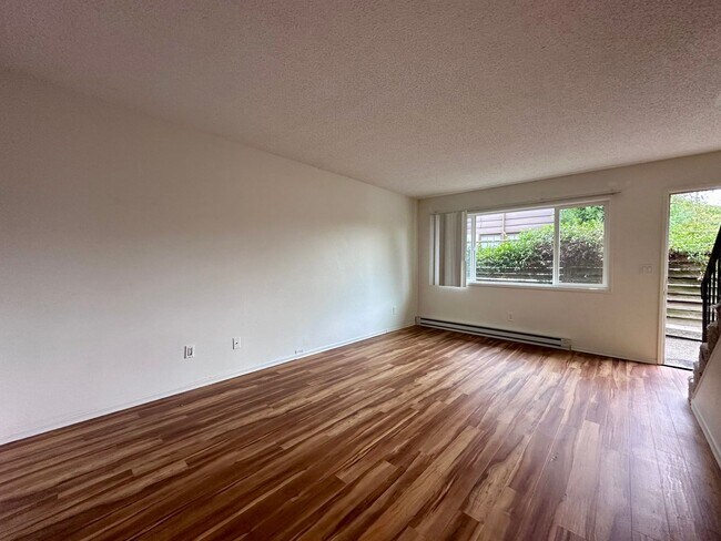 Building Photo - Charming 2-Bedroom Townhome in Sullivan's ...