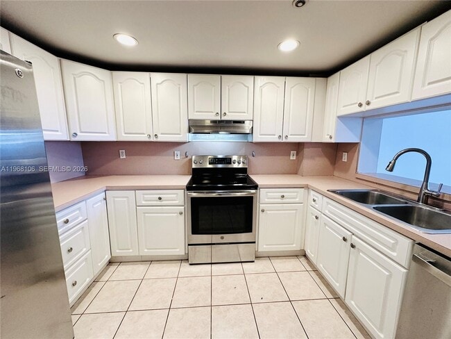 Building Photo - 2555 Collins Ave