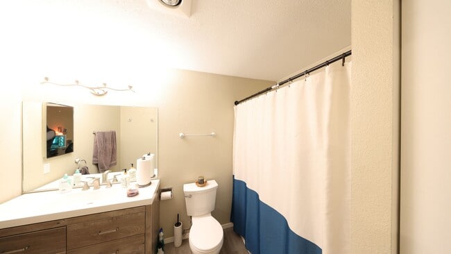 Building Photo - 2 Bed 2.5 Bath - Excellent Condition - Pet Friendly - NAS Whidbey