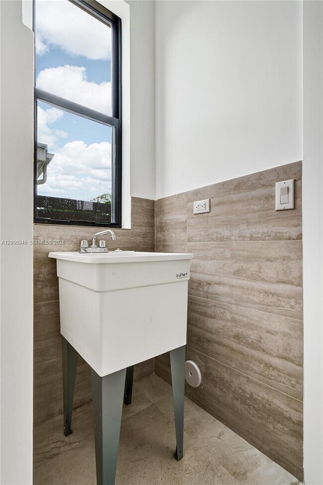 Building Photo - 2887 SW 33rd Ave