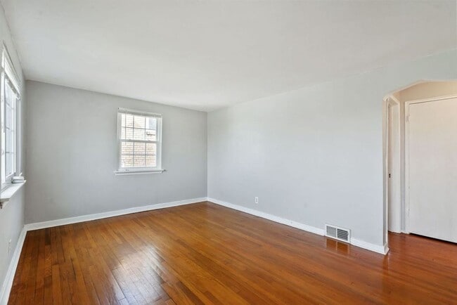 Building Photo - Recently Updated Single Family 3 Bedroom Home.  Available June 10th!