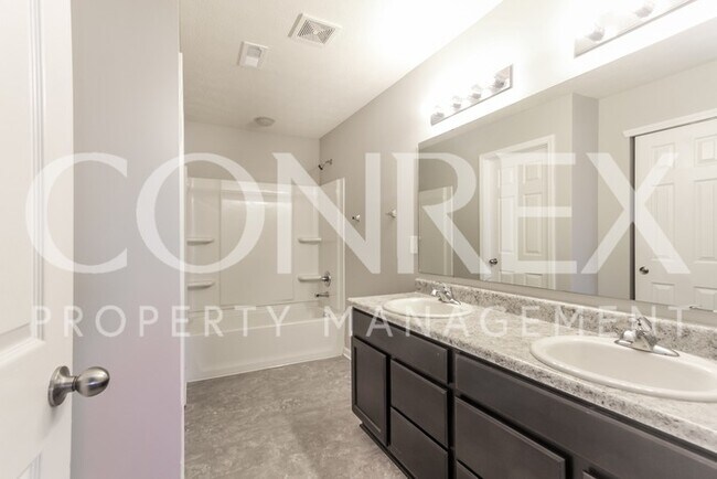 Building Photo - 2111-2112 12 Oaks Dr