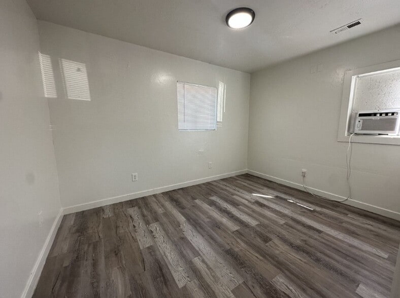 Building Photo - 2515 S Parkcrest Dr