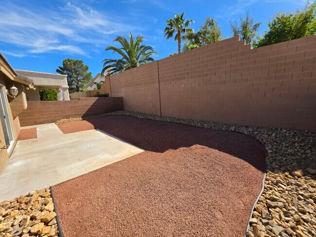 Building Photo - Beautiful Single Story Home