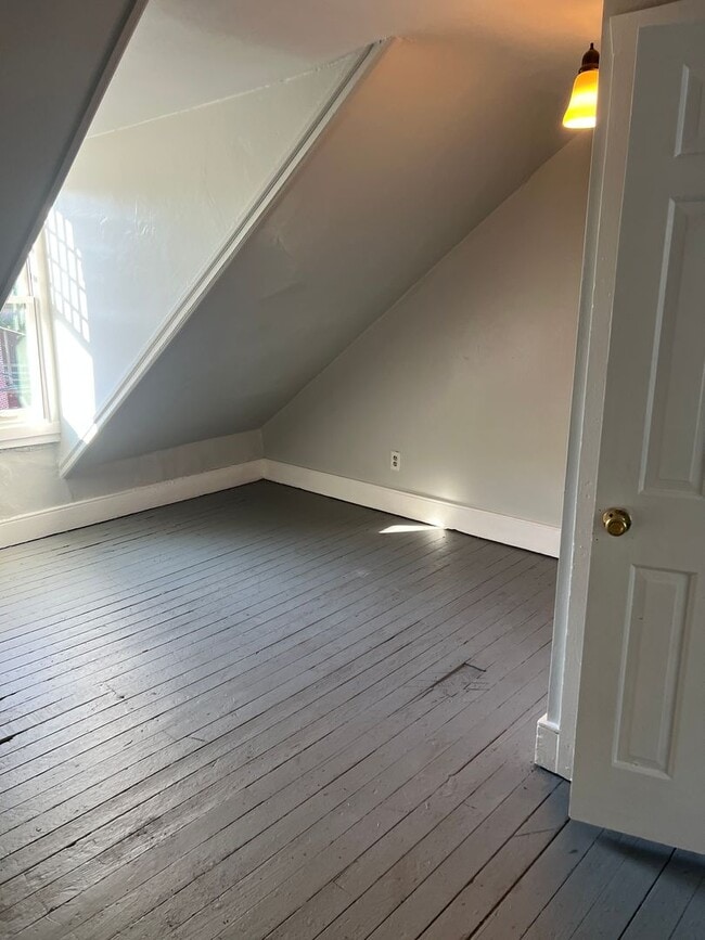 Building Photo - Lancaster City Large 4 bedroom