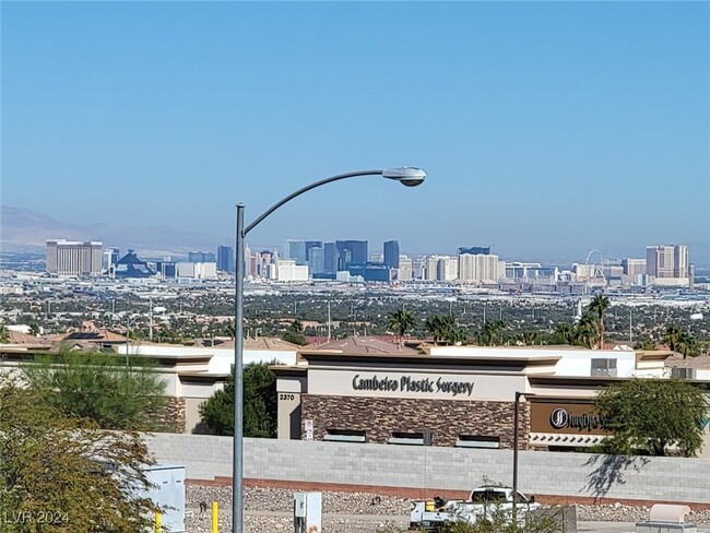 Building Photo - 2305 W Horizon Ridge Pkwy