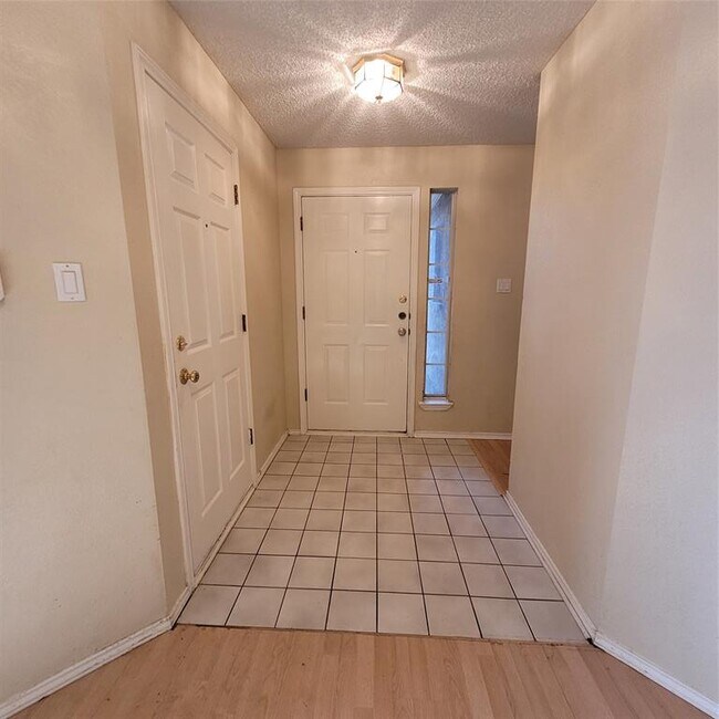 Building Photo - 1204 Cedar Oaks Dr