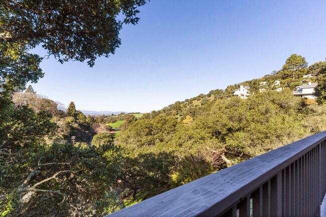 Building Photo - 16 Echo Ln