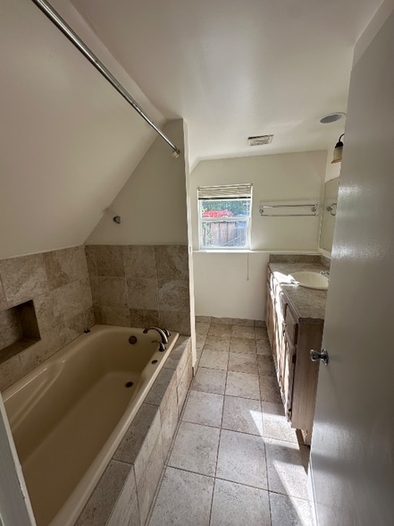 Building Photo - 5603 30th Ave SW