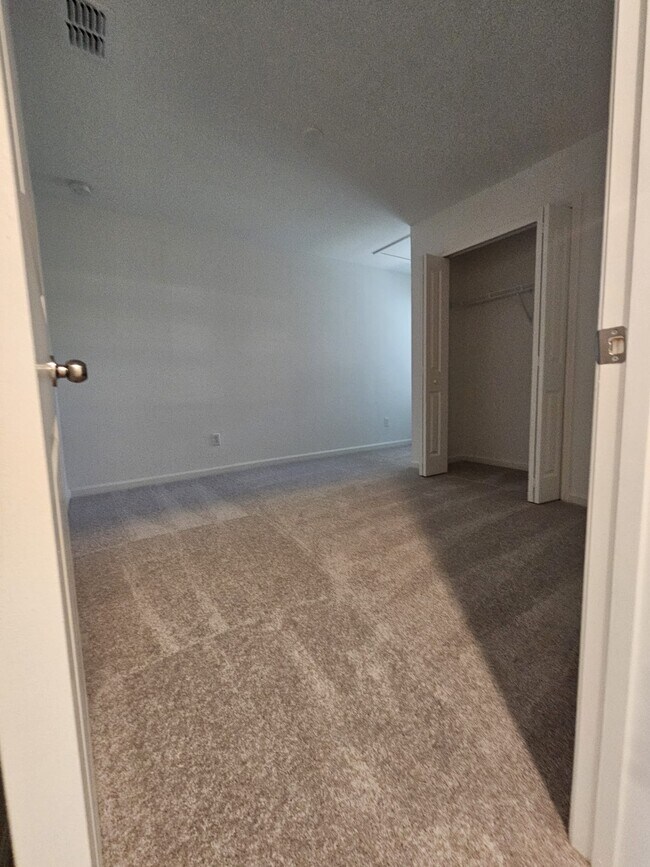 Building Photo - 717 Holly Lakes Dr