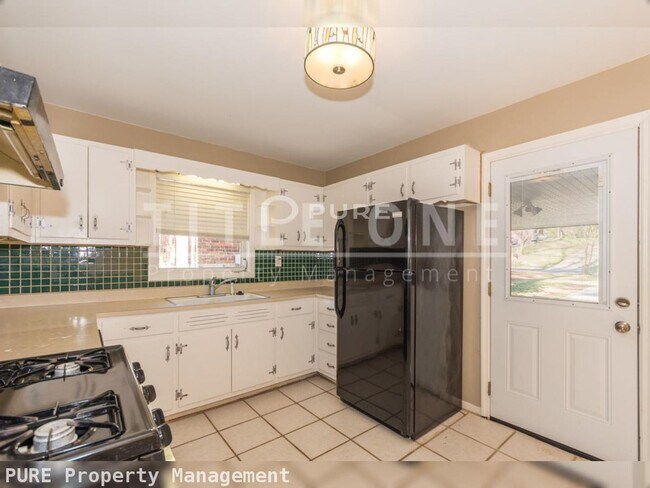 Building Photo - Price Drop Alert!   3 bed 1/5bath Home. Available Now!