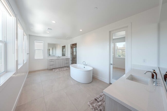 Building Photo - 120 Riverbend
