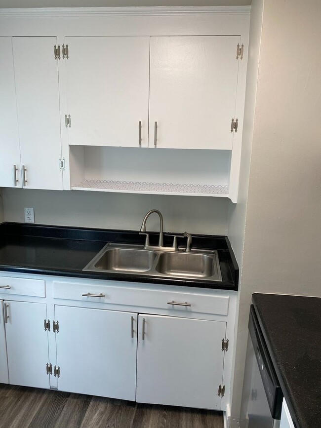Building Photo - Just Renovated w/ large yard