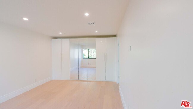 Building Photo - 10520 Ashton Ave