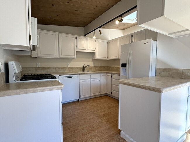 Building Photo - Charming Palo Alto Home with Beautiful Landscaping!