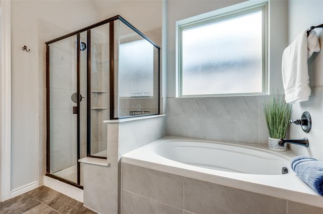 Building Photo - 1016 Lake Sierra Wy