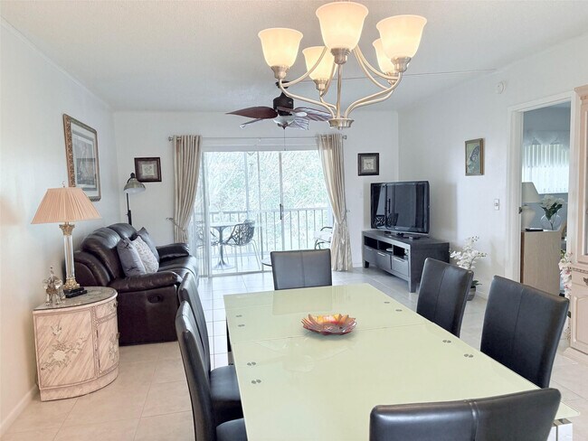 Building Photo - 1055 Country Club Dr