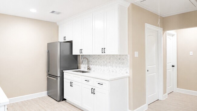 Building Photo - 1206 Pinewood Ln