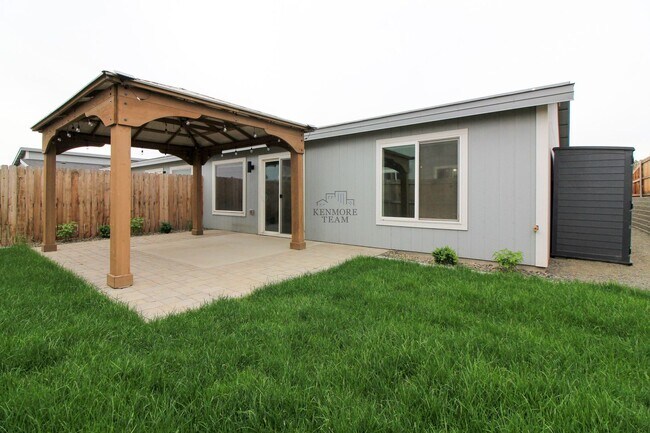 Building Photo - 301 Cedar Ave