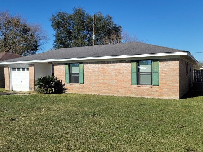 Primary Photo - 9 Parkland Cir