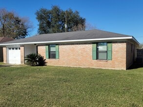 Building Photo - 9 Parkland Cir