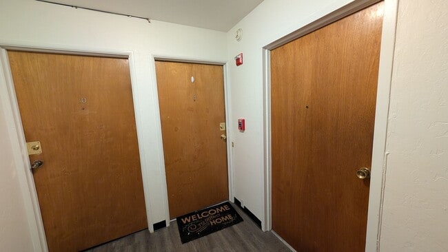 Building Photo - Modern Top Floor Condo, Newly Remodeled -U...