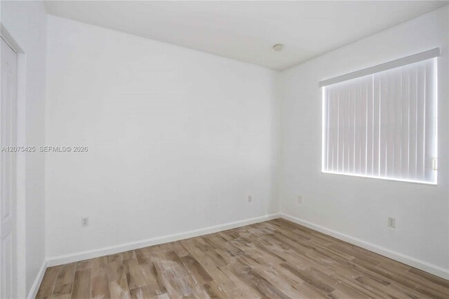 Building Photo - 3955 NE 11th Dr