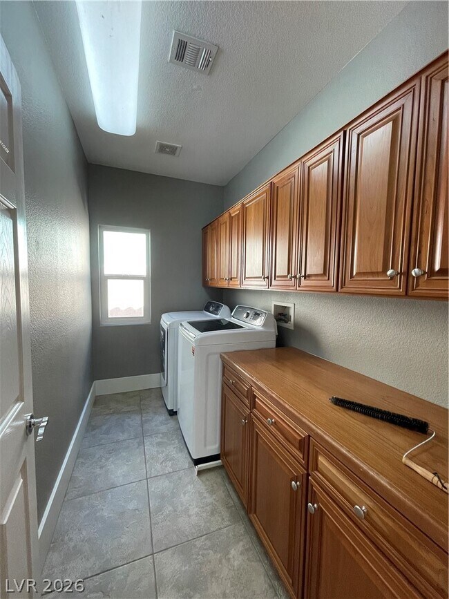 Building Photo - 4049 Bennett Mountain St