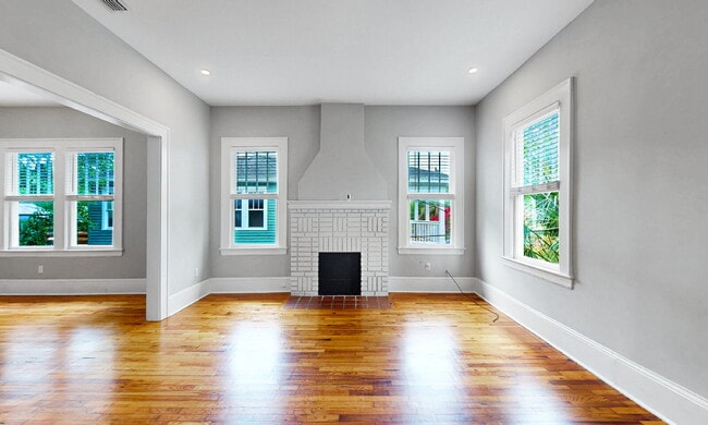 Building Photo - Stunning Upstairs 2-Bed, 1-Bath, Kitchen, ...