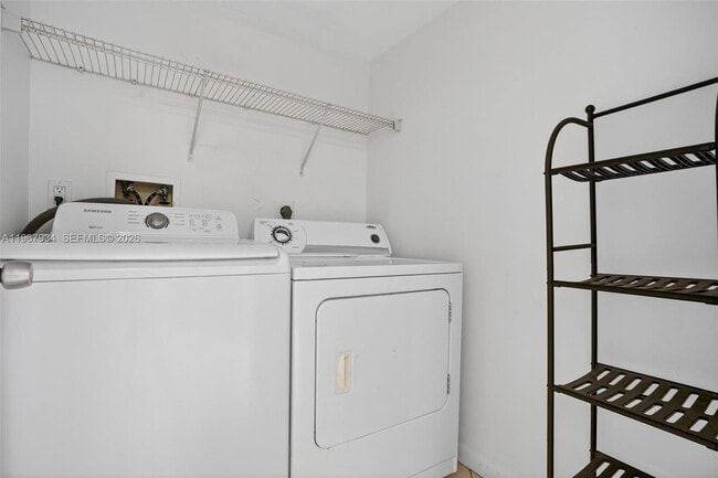 Building Photo - 347 Ives Dairy Rd