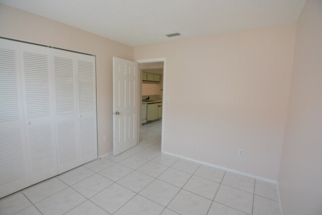 Building Photo - East Orlando 3/2 duplex. TILE FLOORS, Fresh paint, community pool!