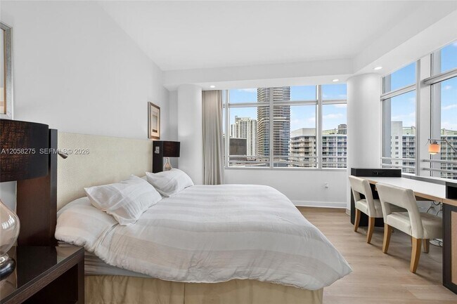 Building Photo - 1395 Brickell Ave