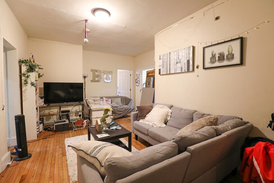 Building Photo - 322 St Paul St