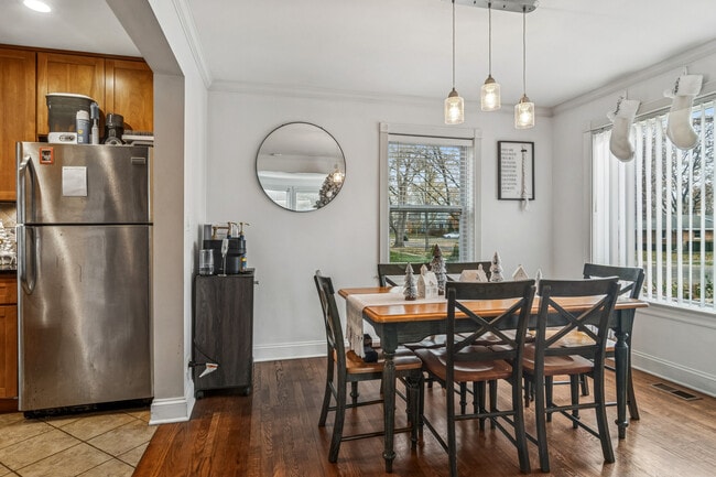 Building Photo - 102 S Ashland Ave