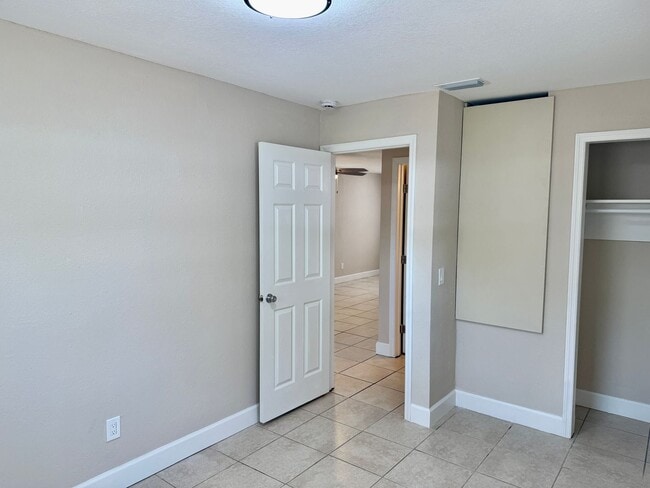 Building Photo - Fully Renovated and Modern 3/1 Available Now!