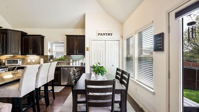 Building Photo - Beautiful 3 bedroom 2 bath and an office w...