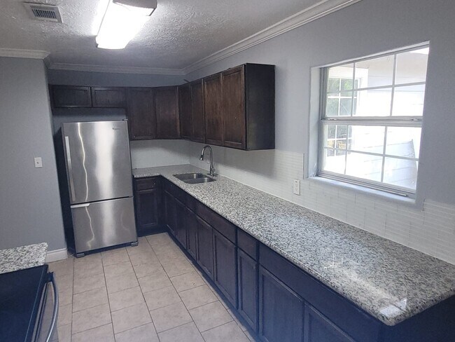 Building Photo - 3026 Sunbeam St