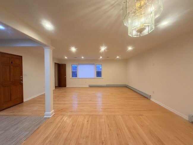 Building Photo - 33 E 51st St