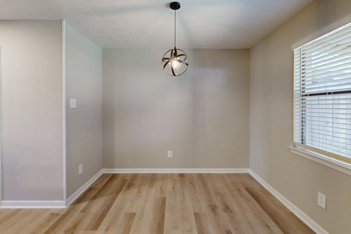Building Photo - 1409 Airline Dr