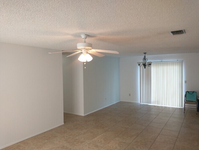 Building Photo - 1274 Schumann Dr