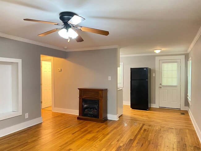 Building Photo - Great location 2 bedroom 1 bath home near APSU and Downtown!