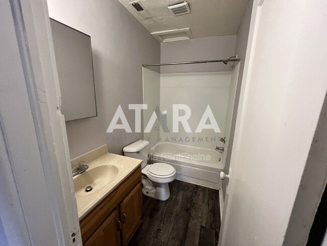 Building Photo - 254 Fern Ave N