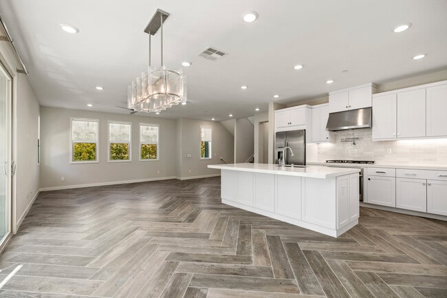 Building Photo - 590 Catalonia