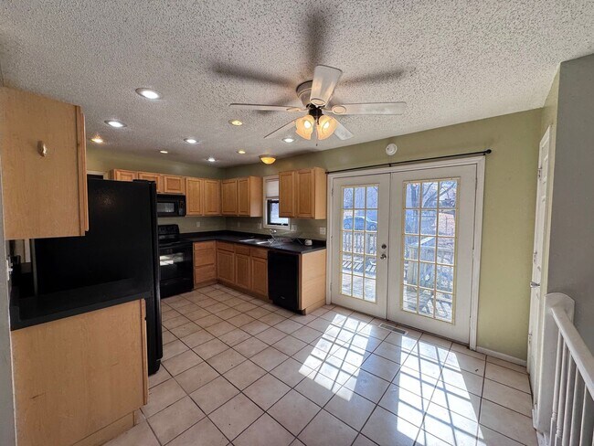 Building Photo - 5 Bedrooms!