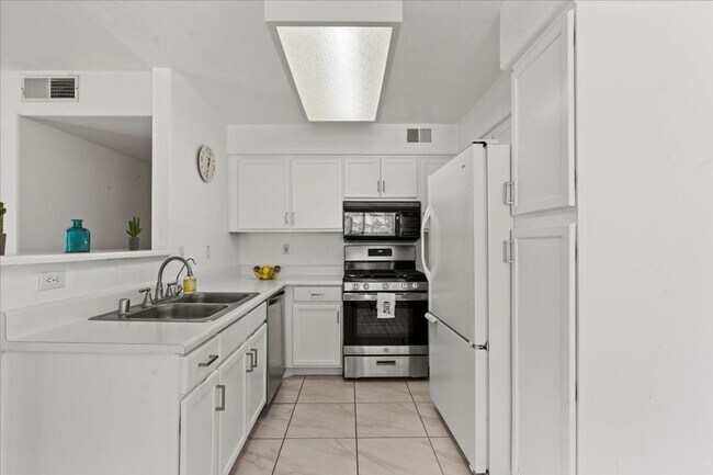 Building Photo - Bright, Modern 2 Bedroom Upstairs Condo, Community Pool, Gated, Covered Parking