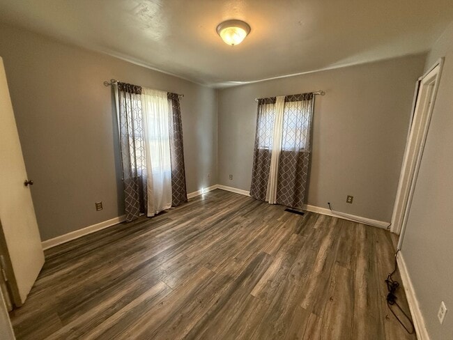 Building Photo - 1605 Dartmore Dr N