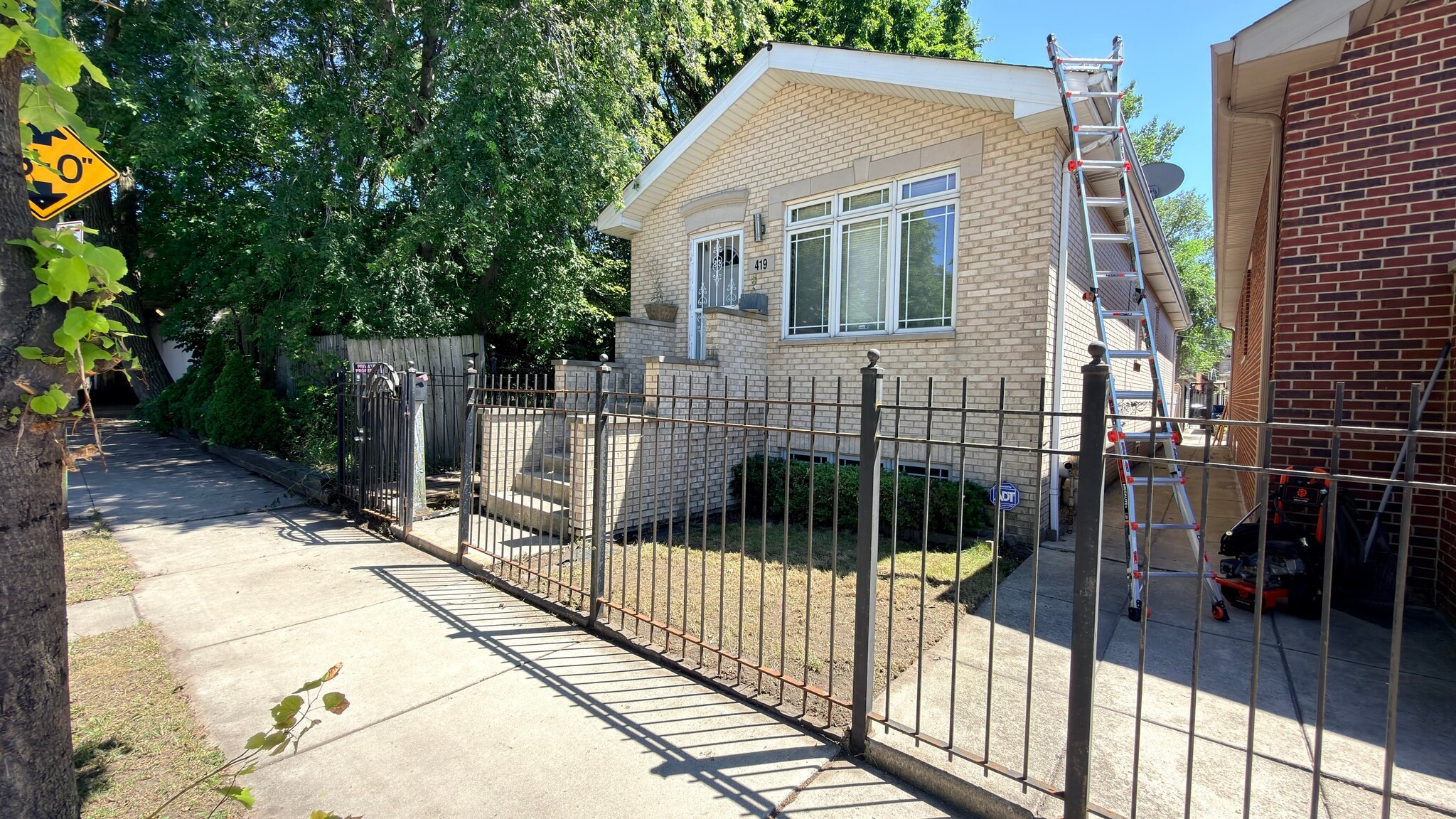 Front of home. - 419 W Root St