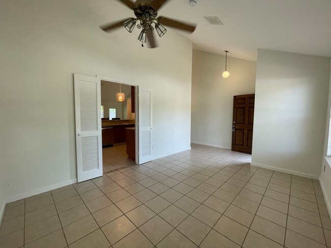 Building Photo - 210 E Denton Dr